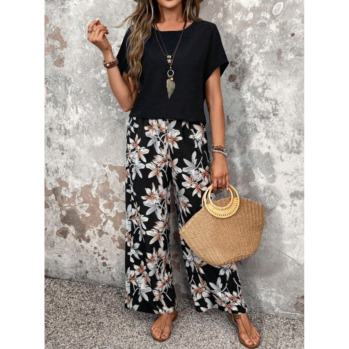 KIRAMA CLOTHING STORE - Conjunto Bohemio de Blusa Negra y Pantalón Floral