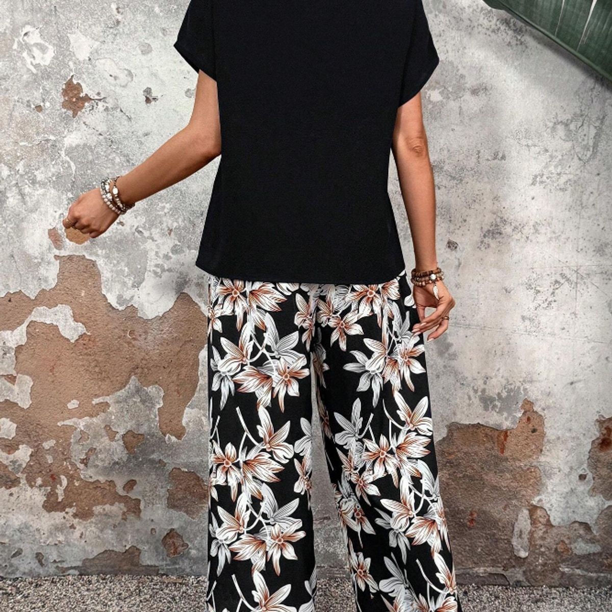 KIRAMA CLOTHING STORE - Conjunto Bohemio de Blusa Negra y Pantalón Floral