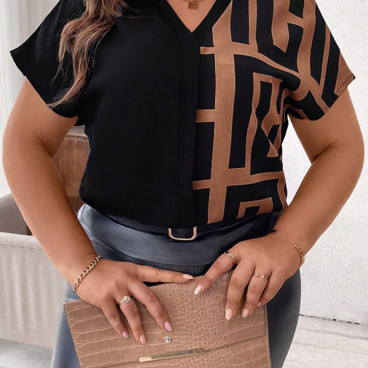 KIRAMA CLOTHING STORE - Blusa Casual Bicolor Geométrica con Escote en V