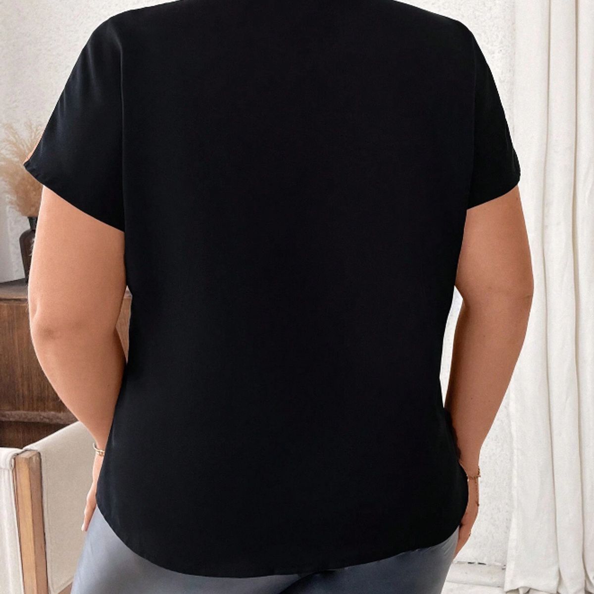 KIRAMA CLOTHING STORE - Blusa Casual Bicolor Geométrica con Escote en V