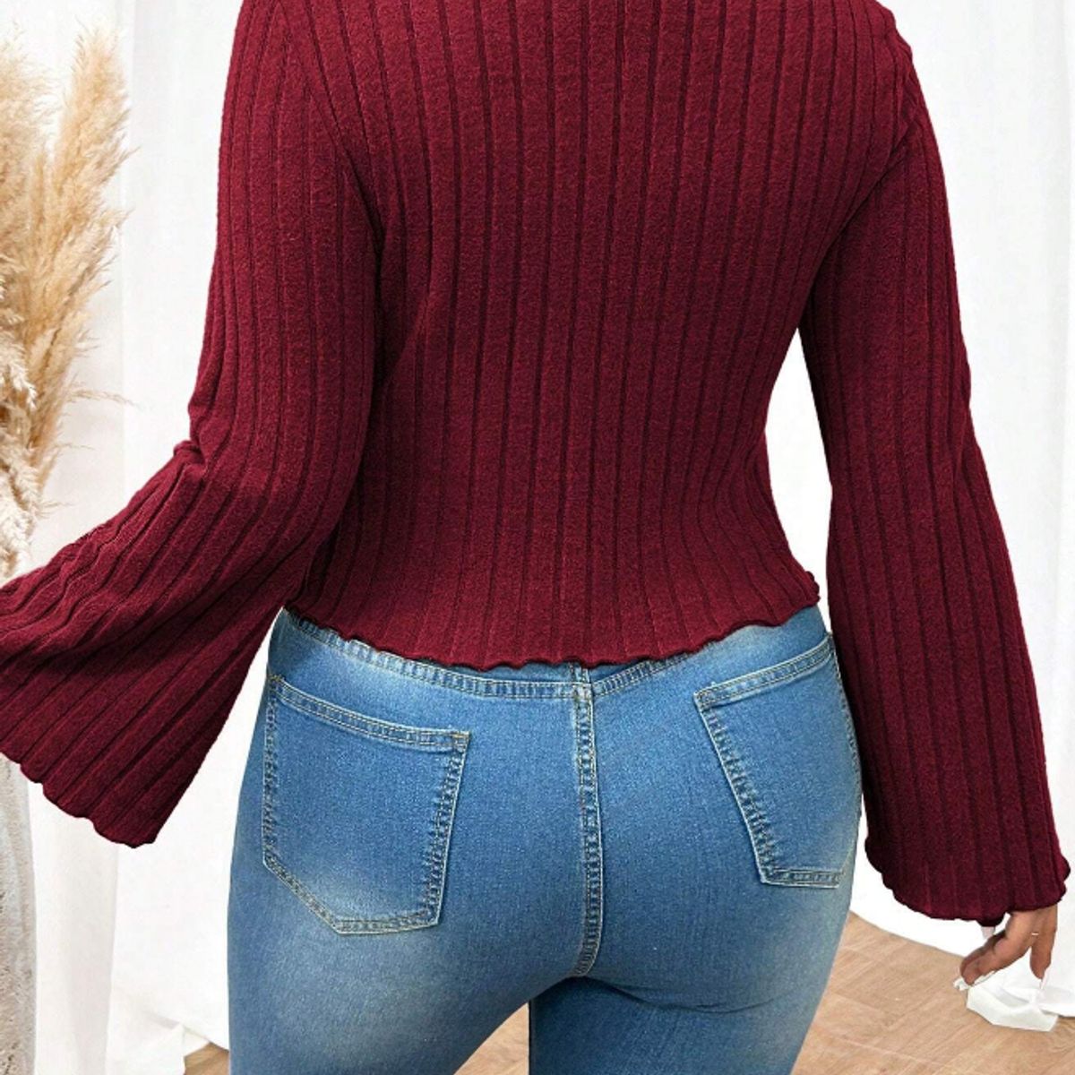 KIRAMA CLOTHING STORE - Suéter Ajustado Canalé Color Caoba con Mangas de Campana