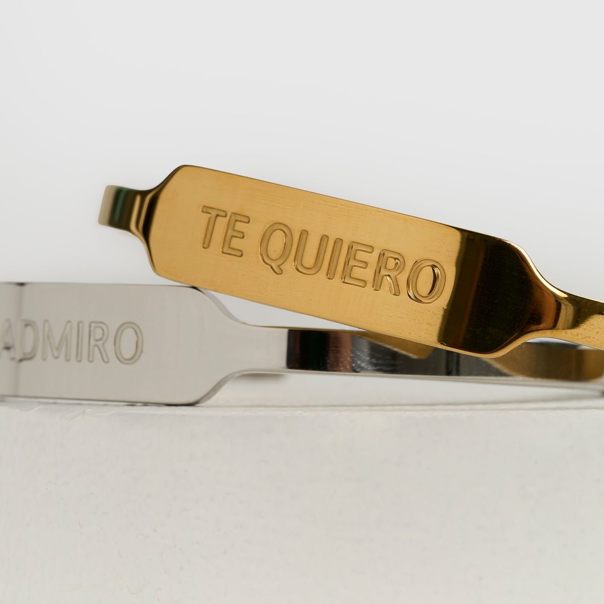 LOUNGE - Esclava Mujer Abierta Placa Mensaje