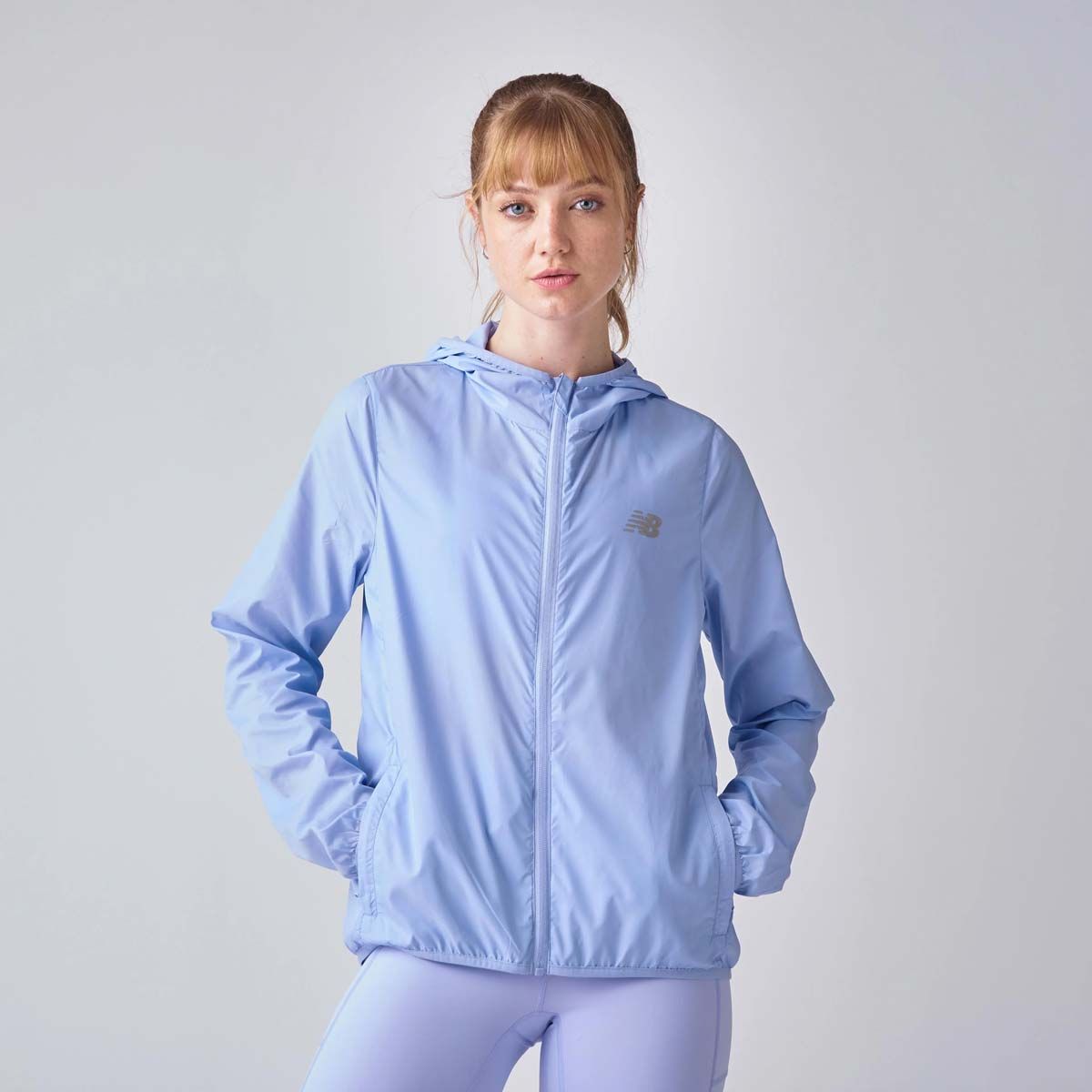 NEW BALANCE - Cortavientos Running Mujer New Balance Hooded Celeste