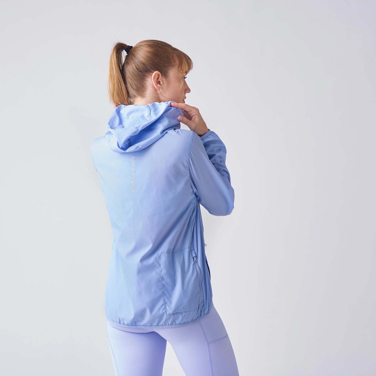 NEW BALANCE - Cortavientos Running Mujer New Balance Hooded Celeste
