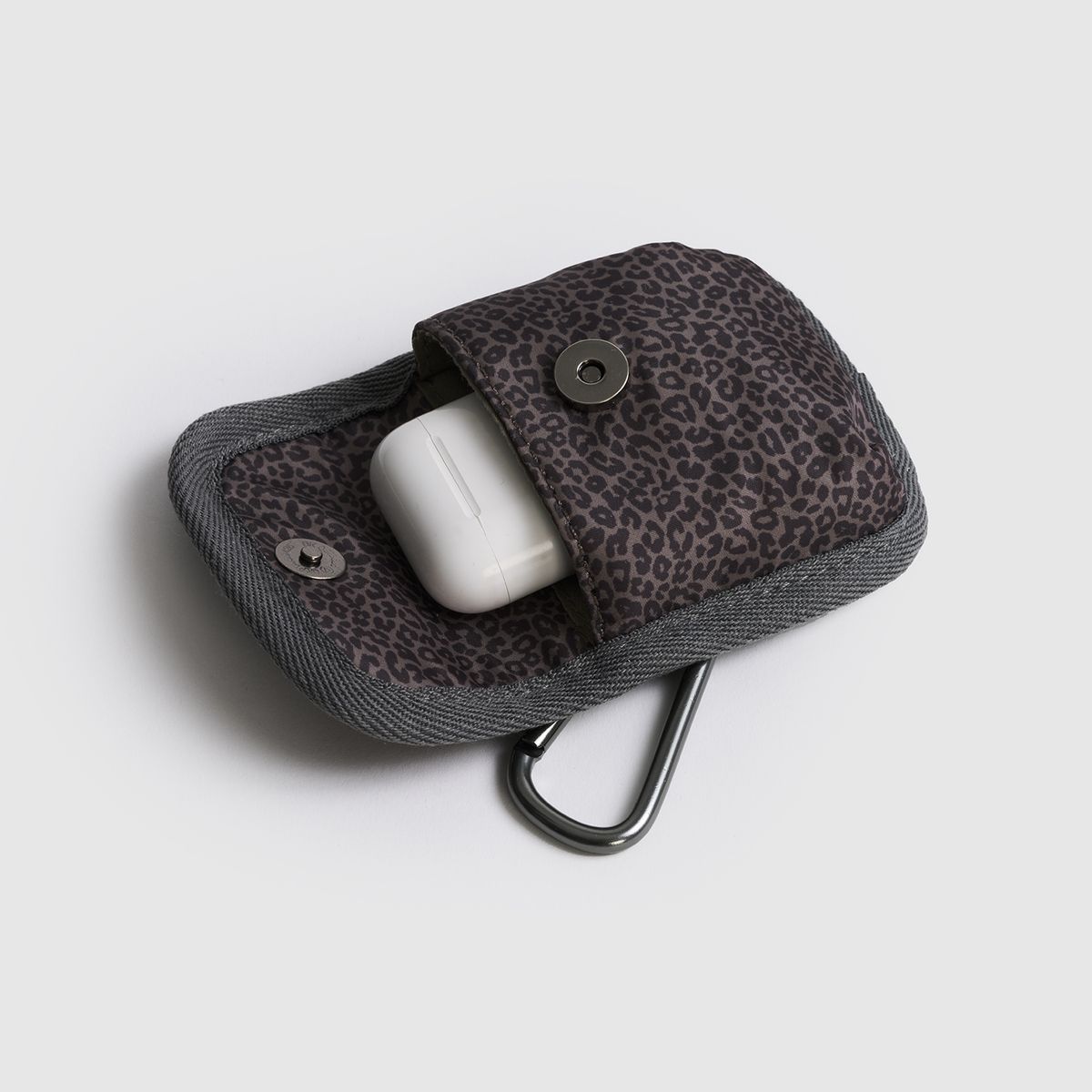 LOUNGE - Estuche Audifonos Mujer Animal Print Mosquetón Gris Petróleo