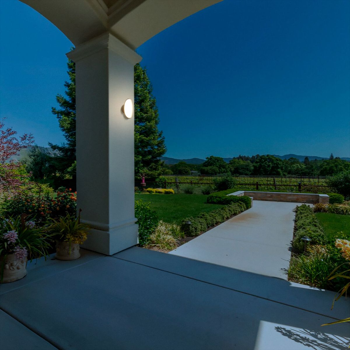 LED STUDIO - APLIQUÉ MURO LED STUDIO DIFUSOR OVALADO 8W LUZ CÁLIDA IP44