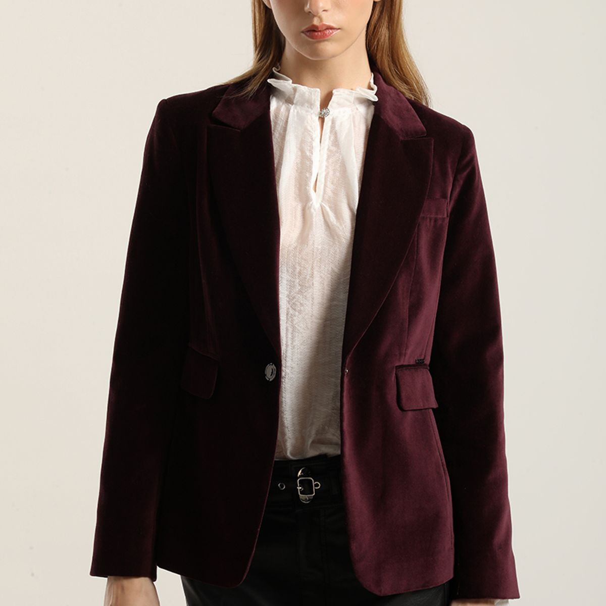 LIOLA - Blazer basico entallado, terciopelo ciruela Liola