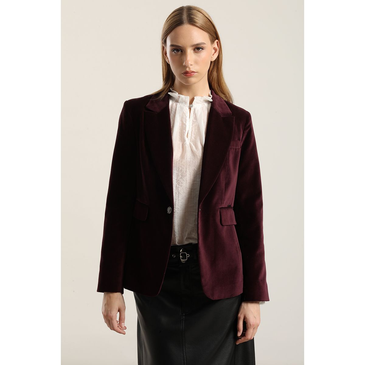 LIOLA - Blazer basico entallado, terciopelo ciruela Liola