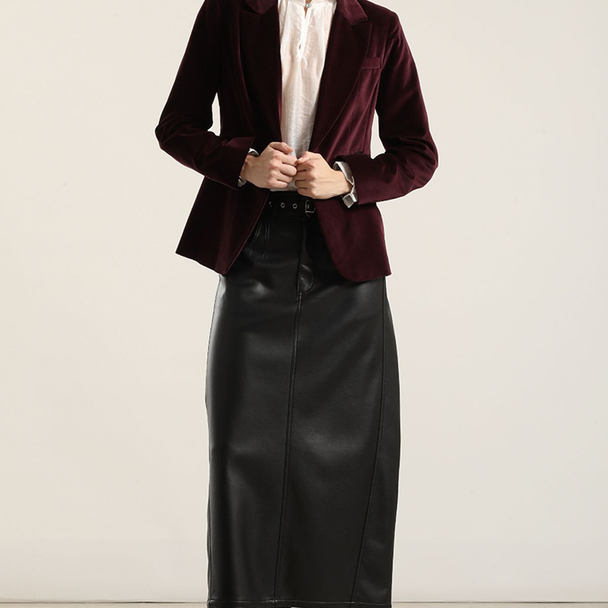 LIOLA - Blazer basico entallado, terciopelo ciruela Liola
