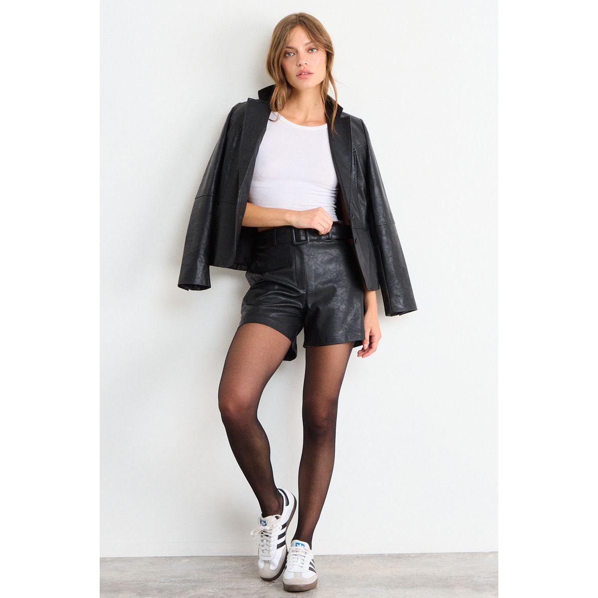IO - Short Liso Mujer Negro Io
