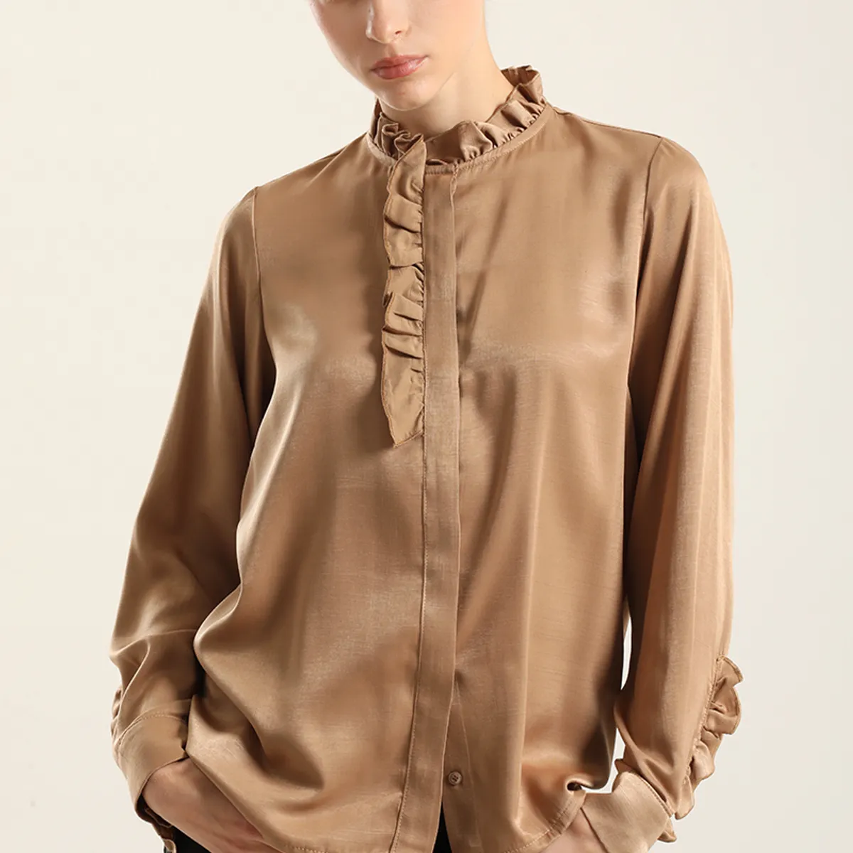 LIOLA - Blusa satinada vuelos, camel Liola