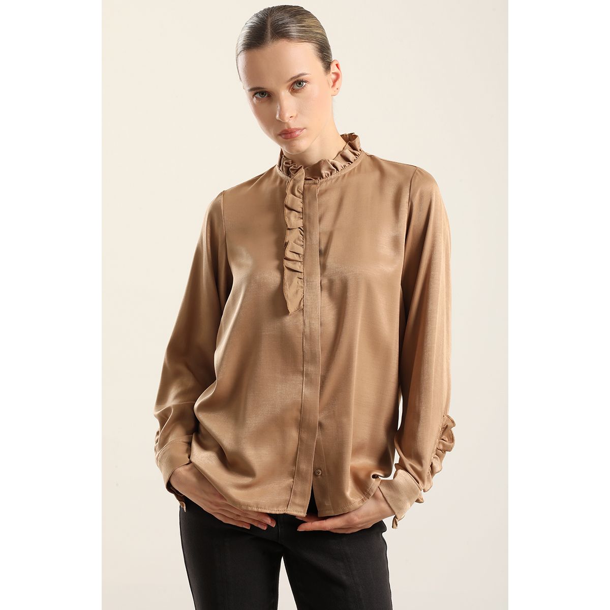 LIOLA - Blusa satinada vuelos, camel Liola
