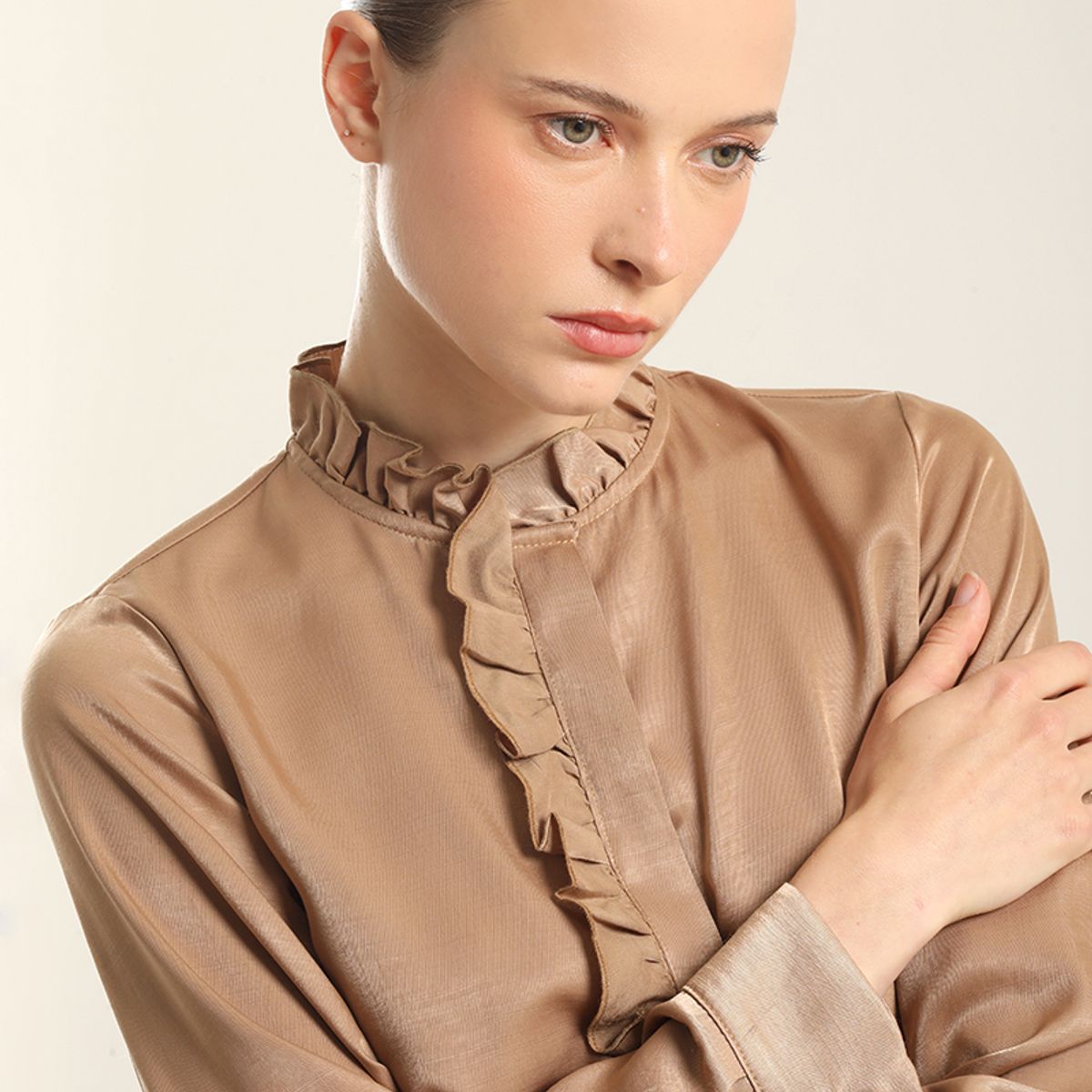 LIOLA - Blusa satinada vuelos, camel Liola