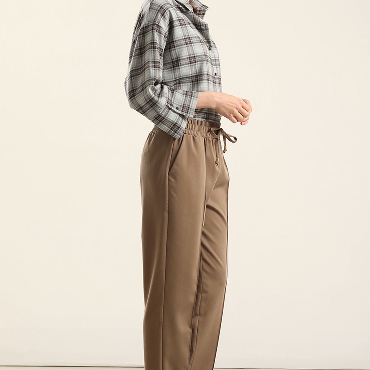 LIOLA - Pantalón pitillo, tiro alto, camel Liola