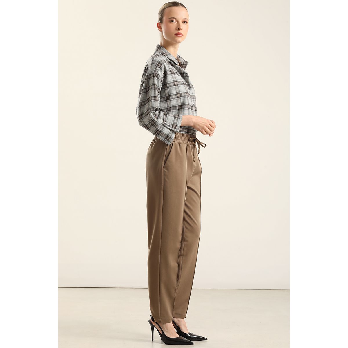 LIOLA - Pantalón pitillo, tiro alto, camel Liola