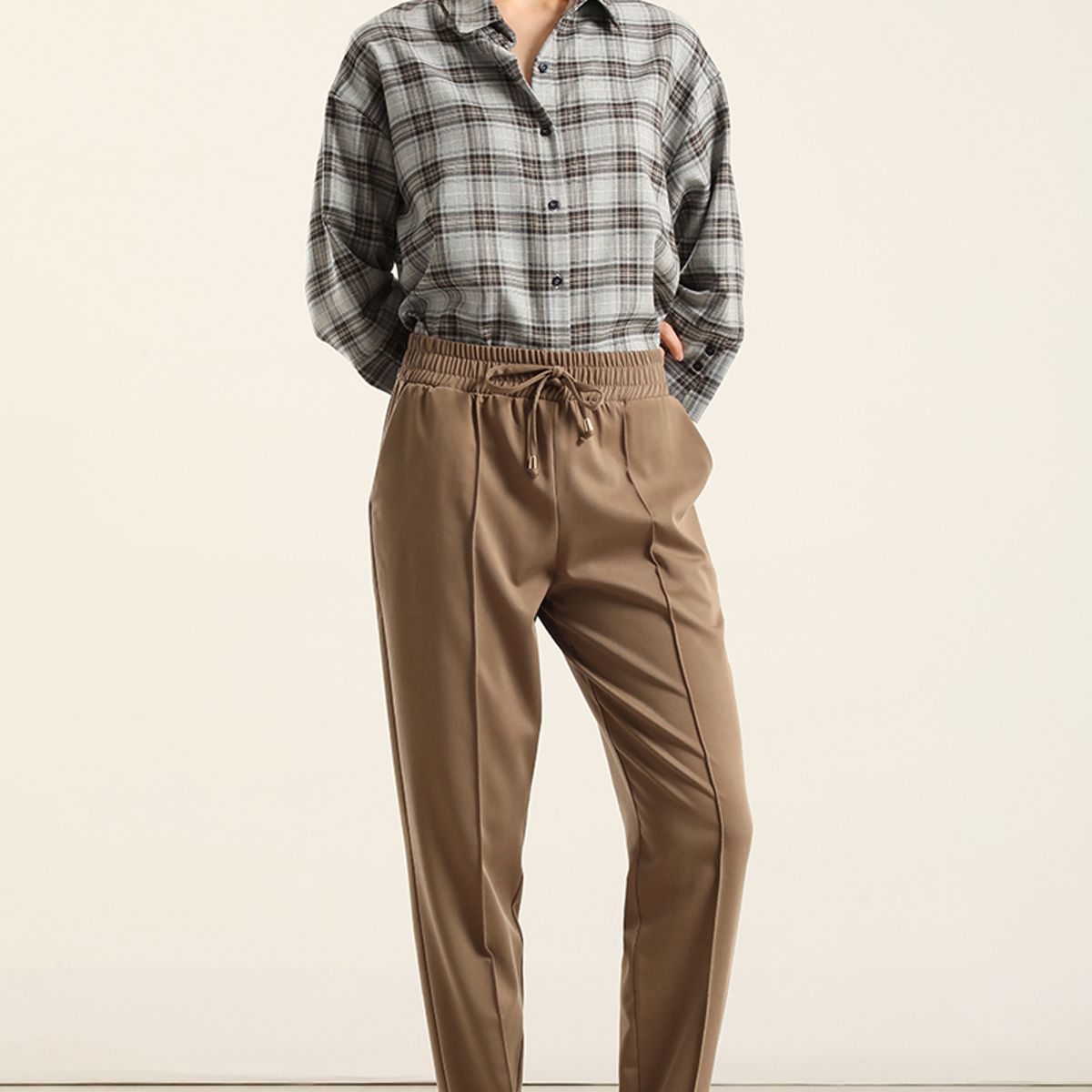 LIOLA - Pantalón pitillo, tiro alto, camel Liola