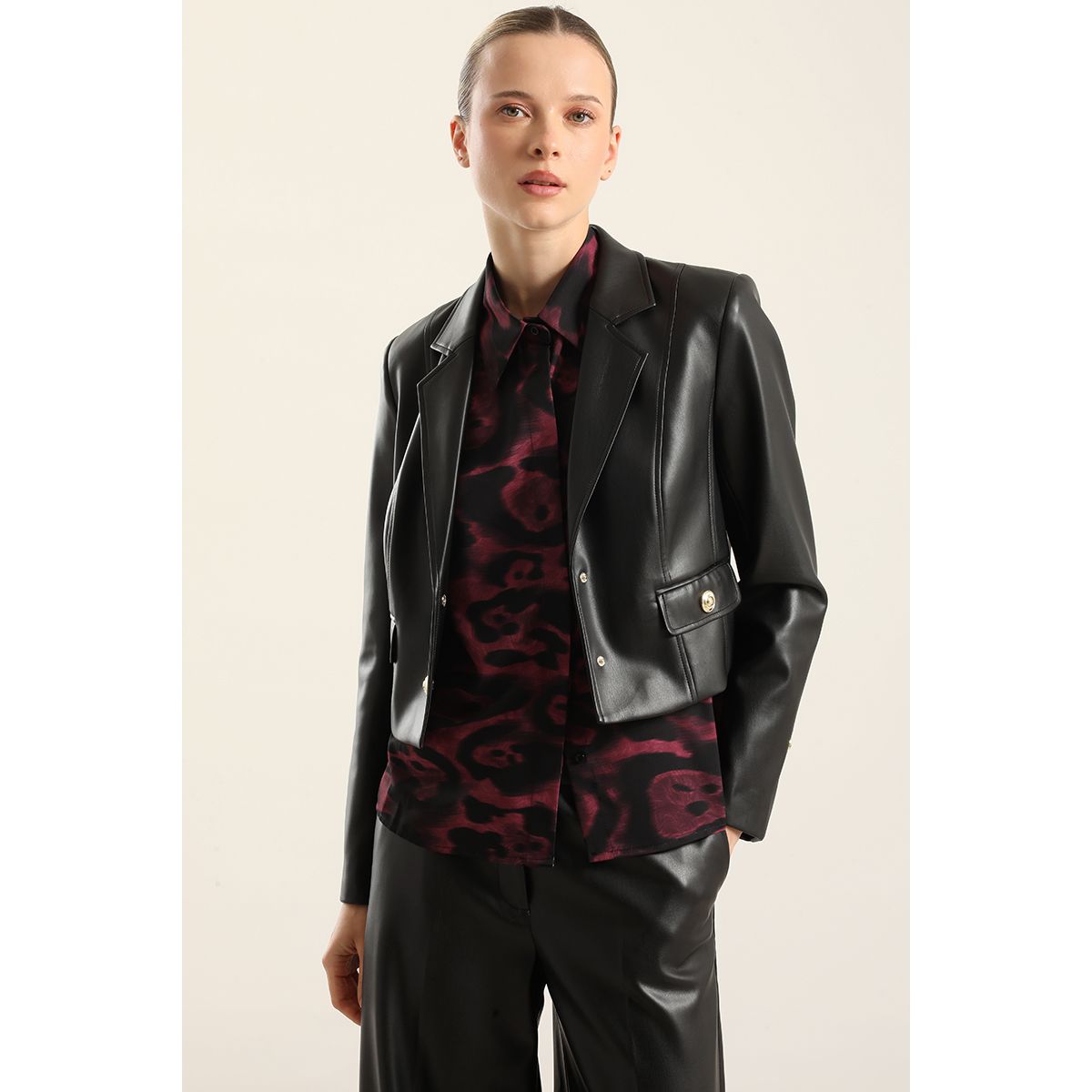 LIOLA - Chaqueta cropped, pespuntes, negro Liola