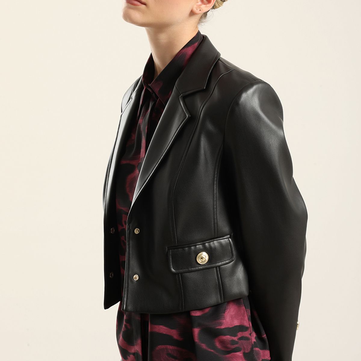 LIOLA - Chaqueta cropped, pespuntes, negro Liola