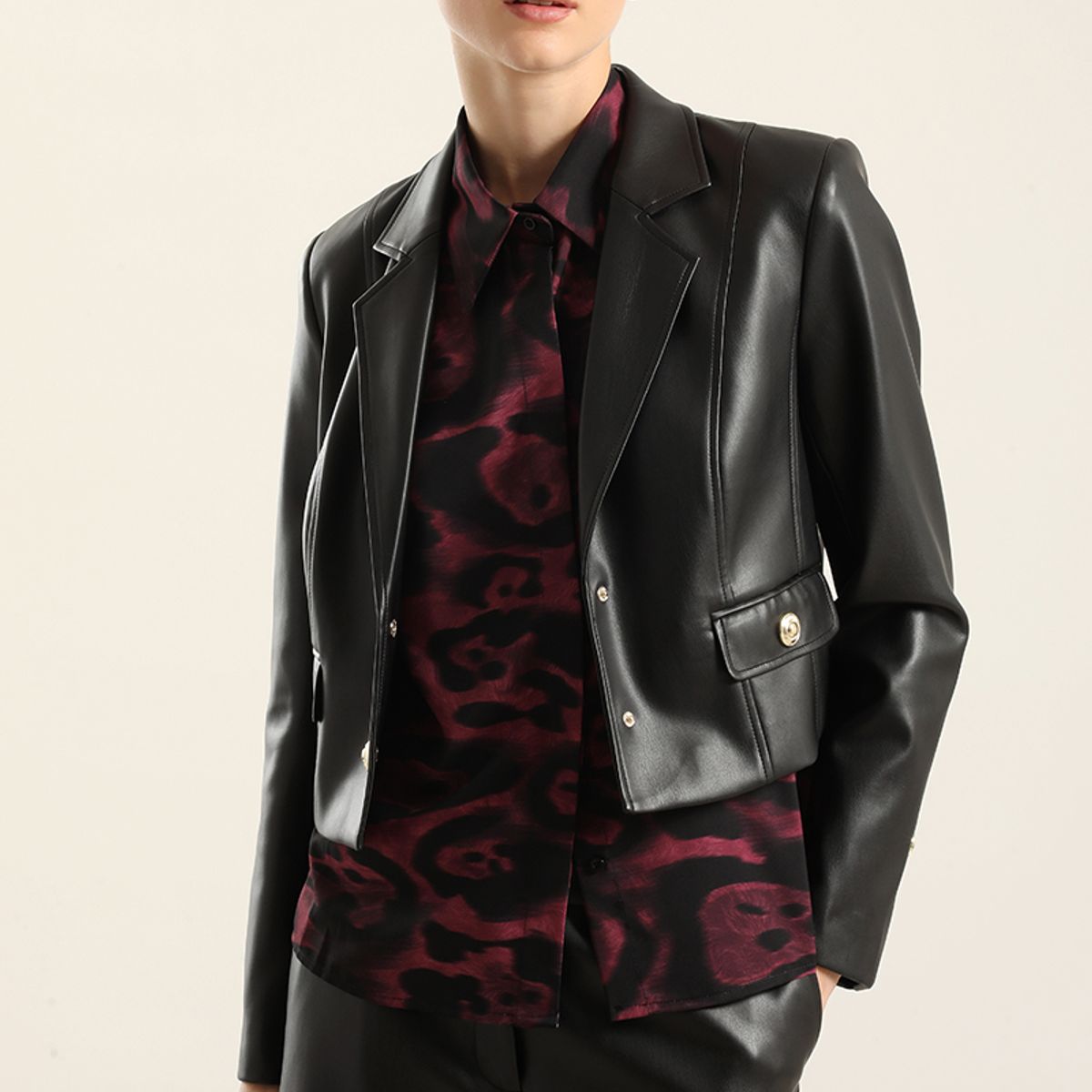 LIOLA - Chaqueta cropped, pespuntes, negro Liola