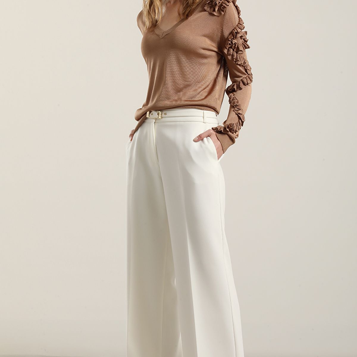 LIOLA - Jersey punto semitrasparente, volados, camel Liola