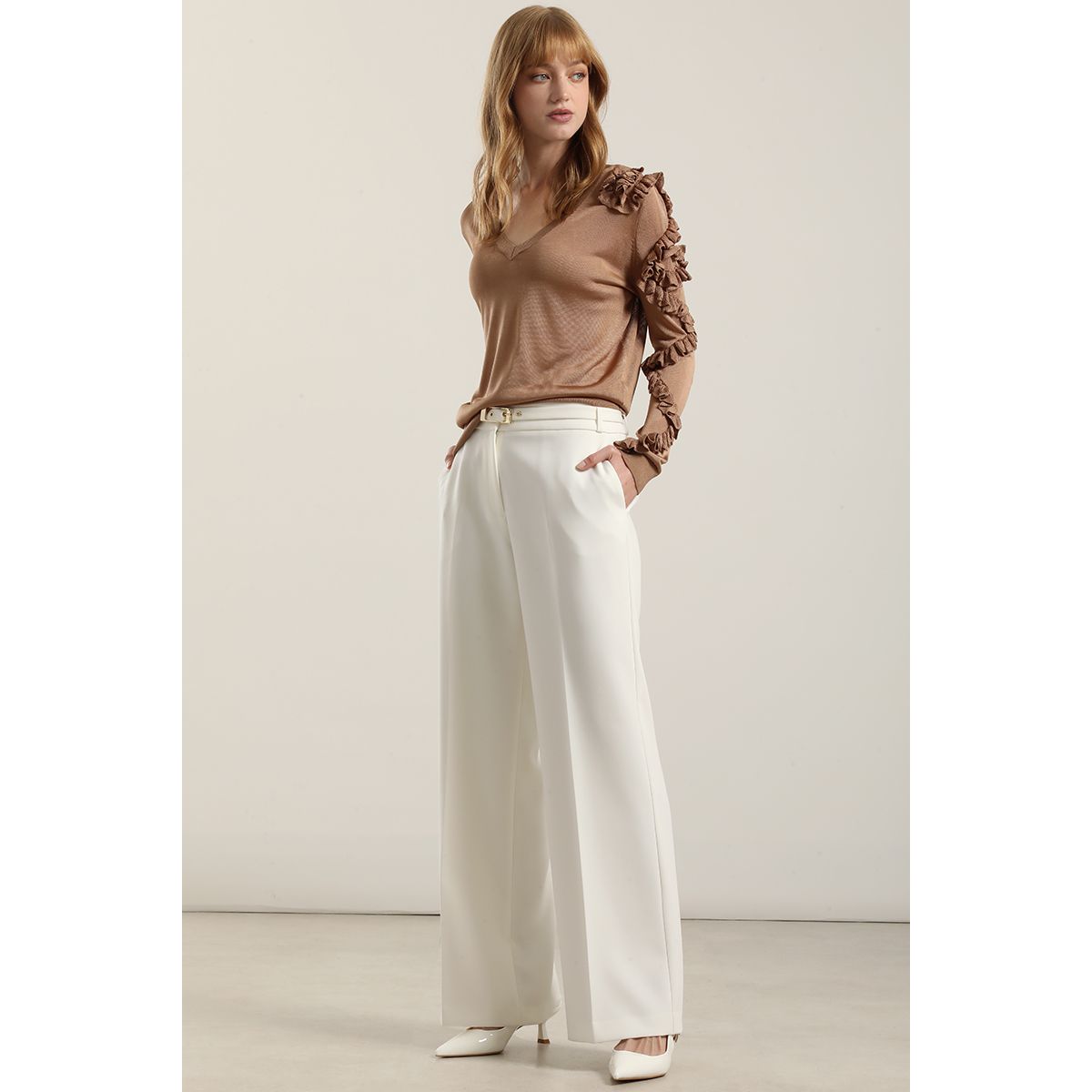 LIOLA - Jersey punto semitrasparente, volados, camel Liola