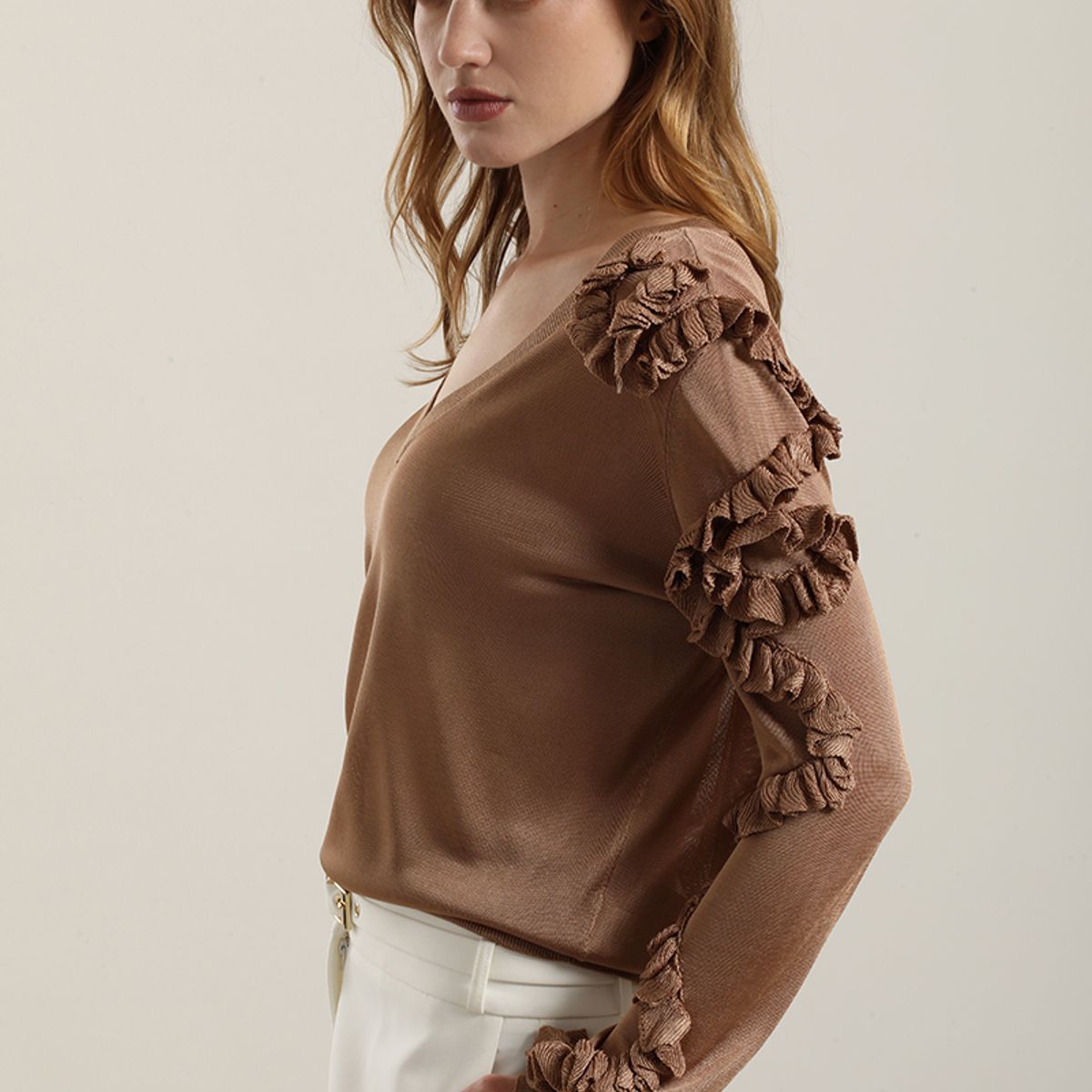 LIOLA - Jersey punto semitrasparente, volados, camel Liola