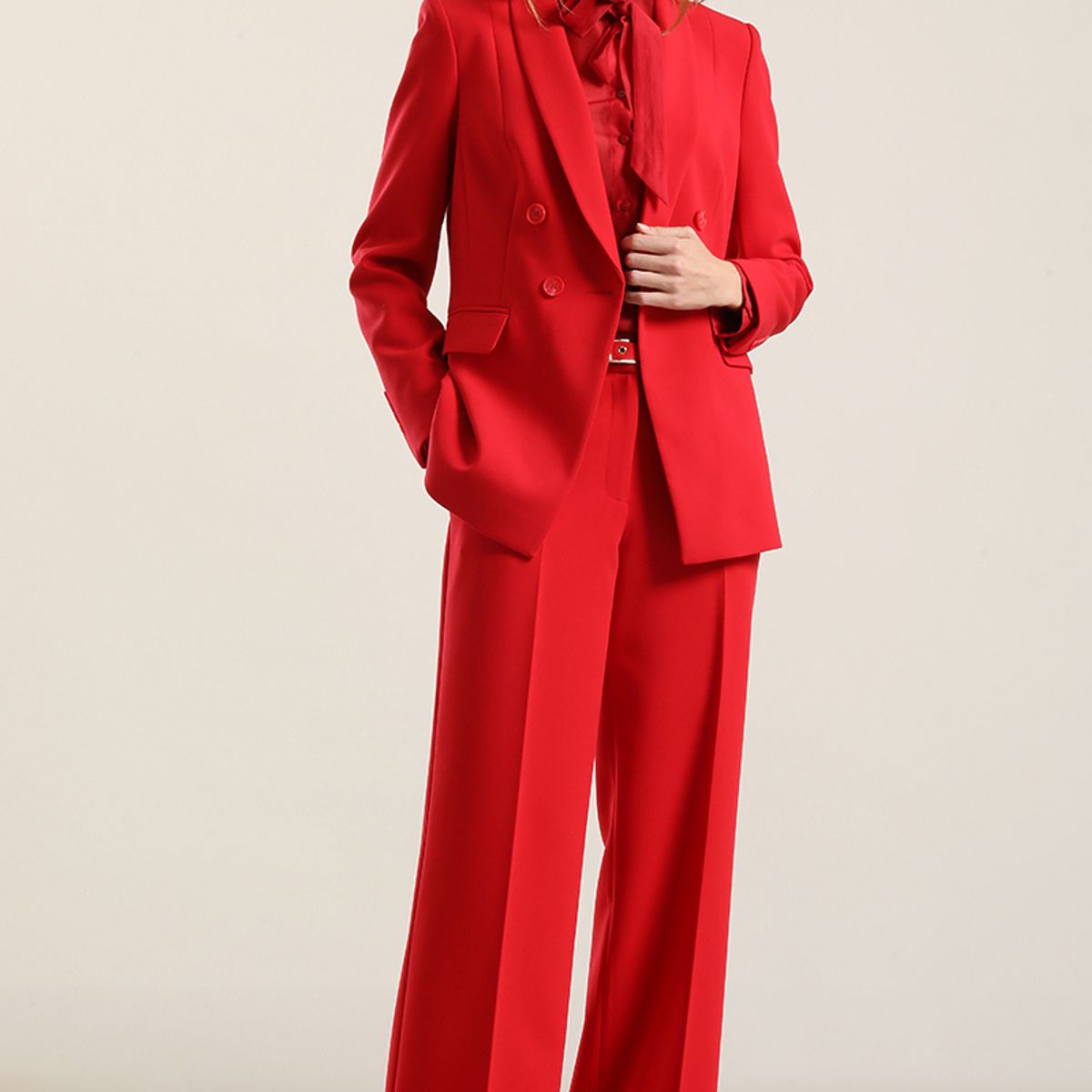 LIOLA - Blazer entallado, cuello smoking, rojo Liola