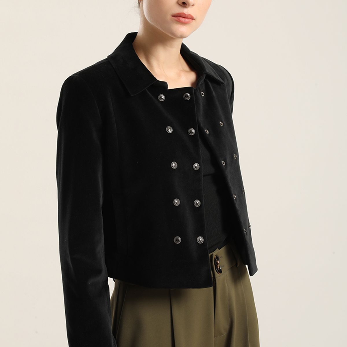 LIOLA - Chaqueta cropped cruzada, terciopelo negro Liola