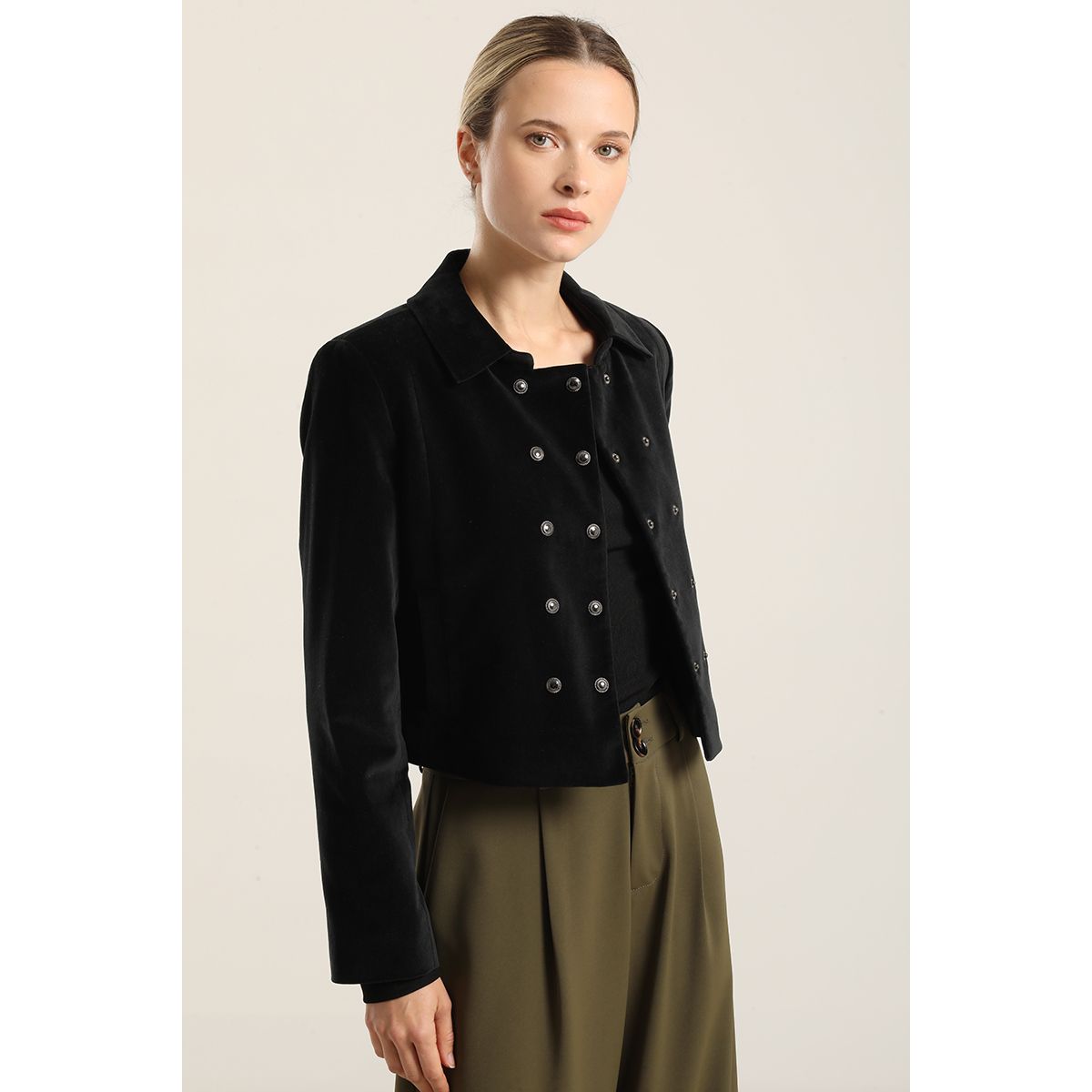LIOLA - Chaqueta cropped cruzada, terciopelo negro Liola