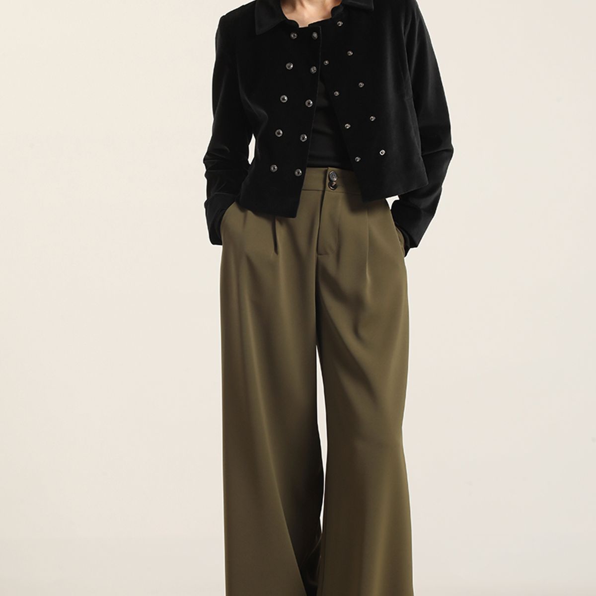 LIOLA - Chaqueta cropped cruzada, terciopelo negro Liola