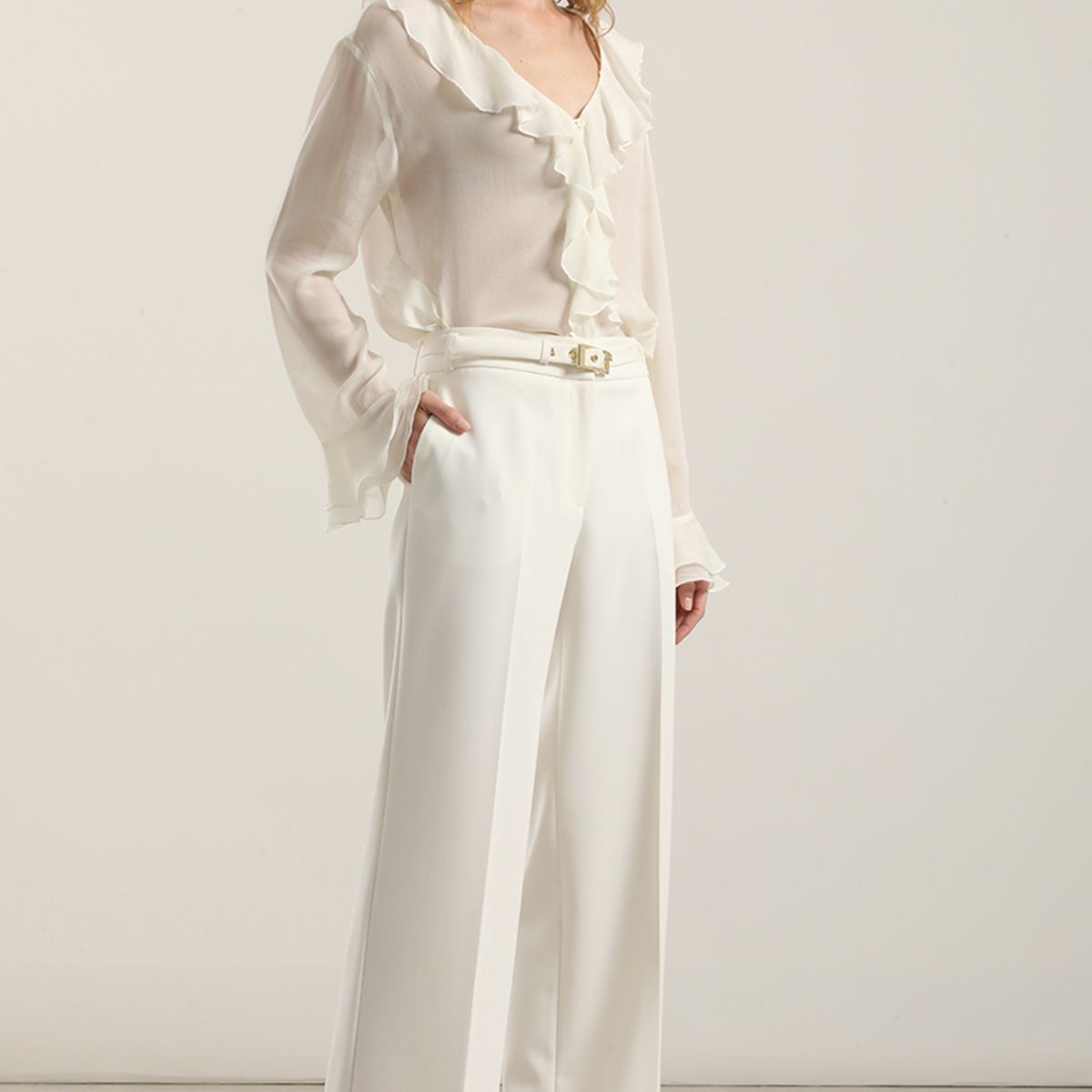 LIOLA - Pantalón recto cinturon, tiro alto, crudo Liola