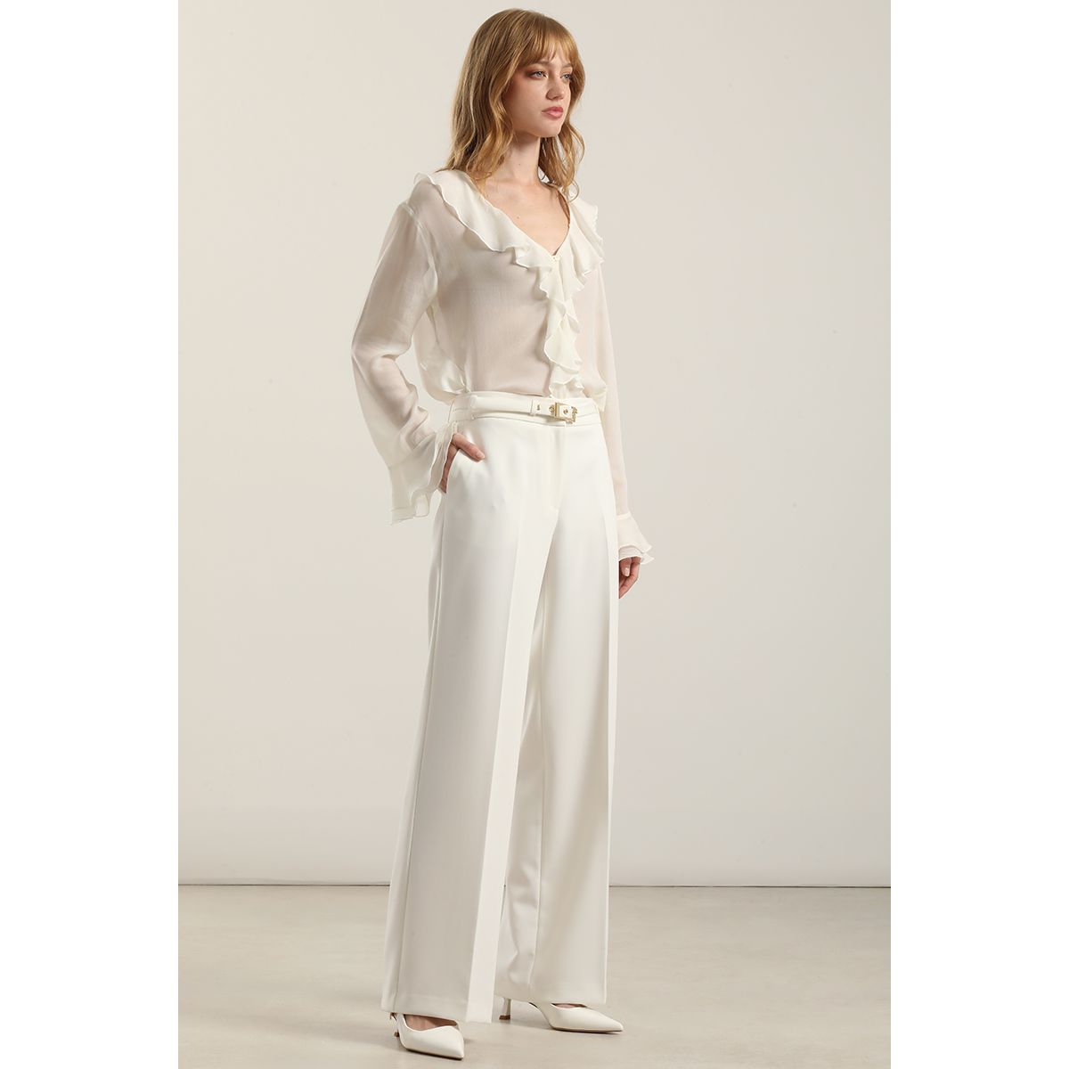 LIOLA - Pantalón recto cinturon, tiro alto, crudo Liola