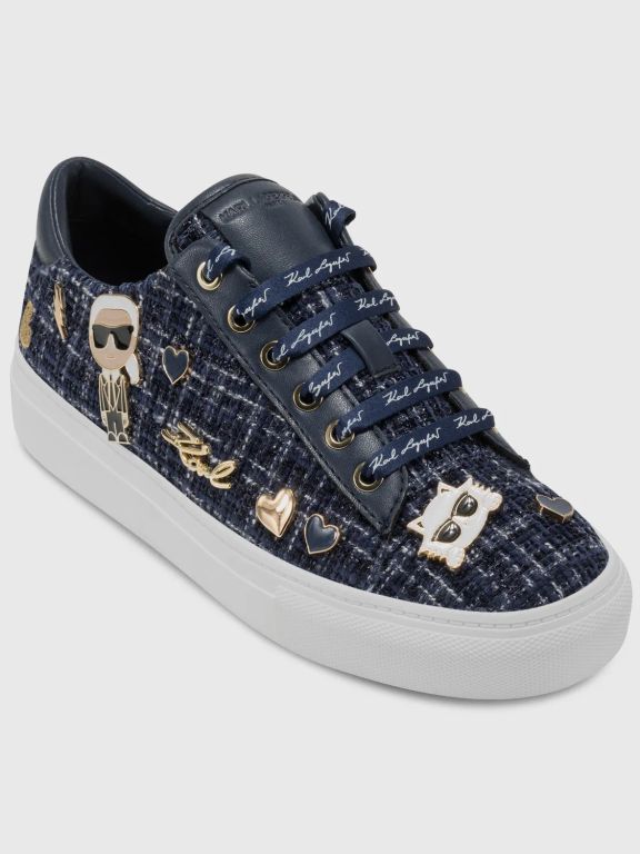 Zapatillas con estampado y pines distintivos de Karl & Choupette Azul