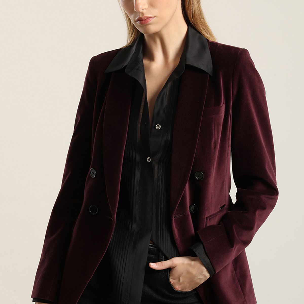 LIOLA - Blazer entallado, cuello smoking, terciopelo ciruela Liola