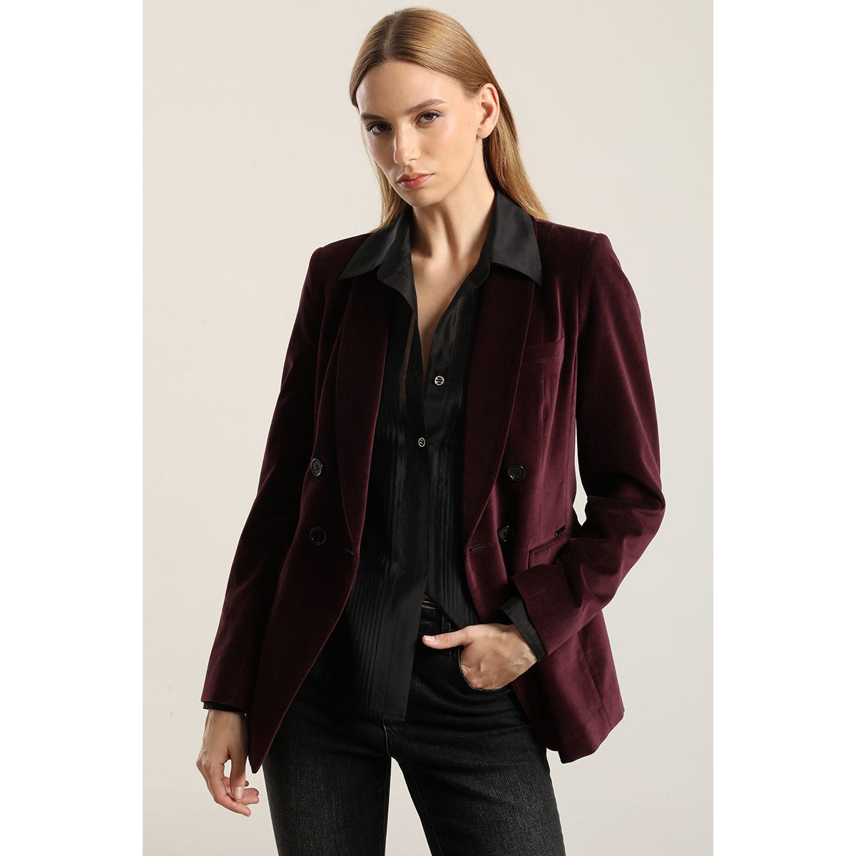 LIOLA - Blazer entallado, cuello smoking, terciopelo ciruela Liola