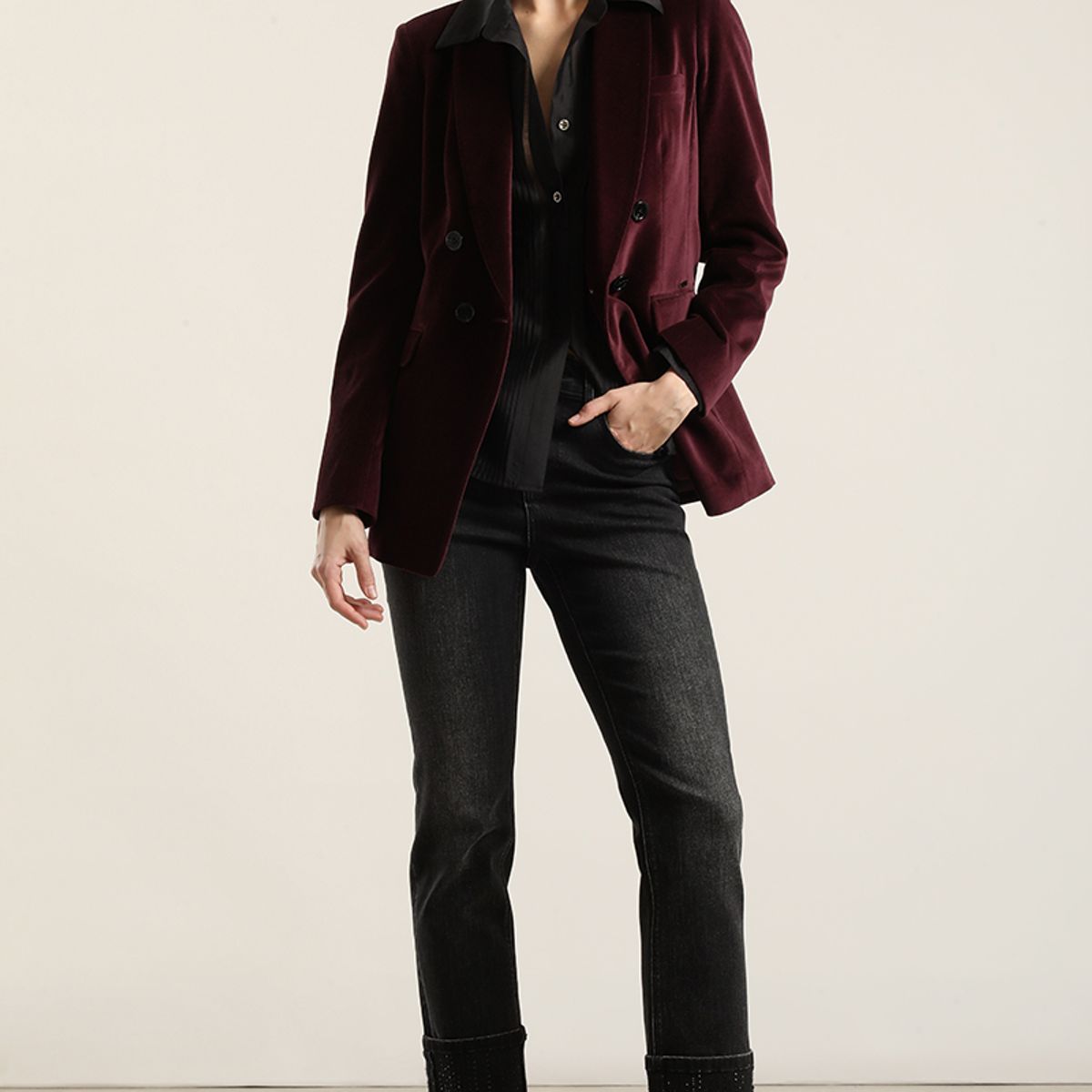 LIOLA - Blazer entallado, cuello smoking, terciopelo ciruela Liola