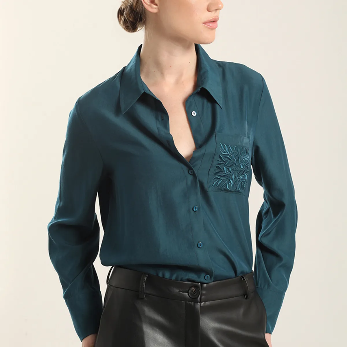 LIOLA - Blusa  bolsillos bordado, turquesa Liola