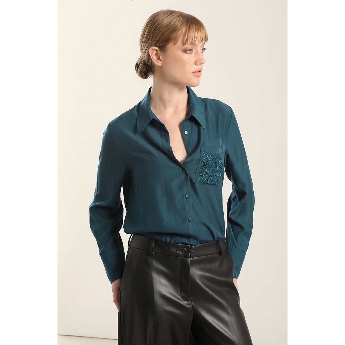LIOLA - Blusa  bolsillos bordado, turquesa Liola