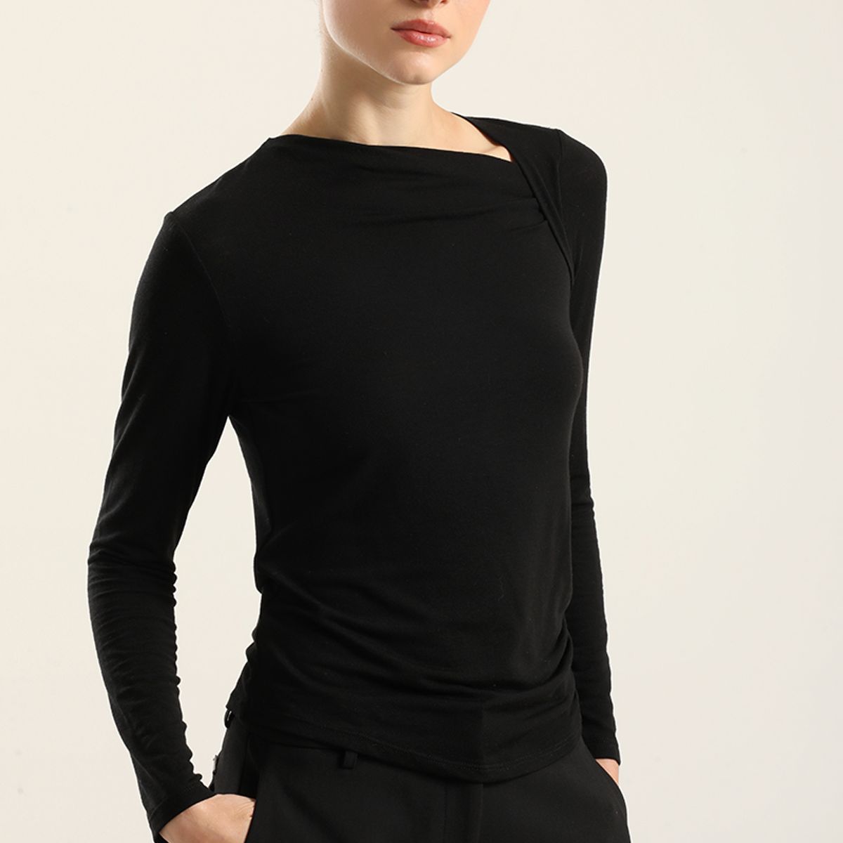 LIOLA - Top escote asimetrico, negro Liola