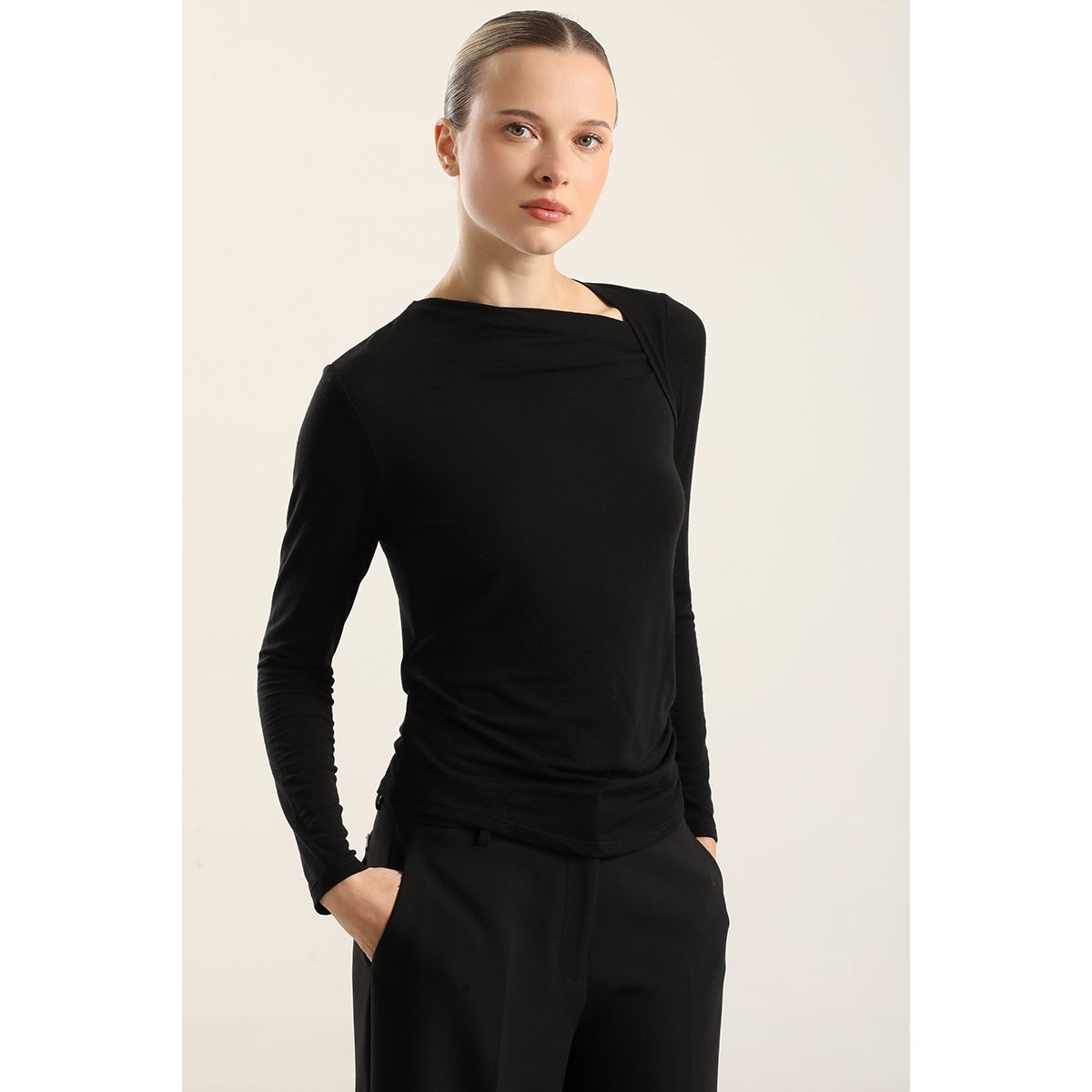 LIOLA - Top escote asimetrico, negro Liola