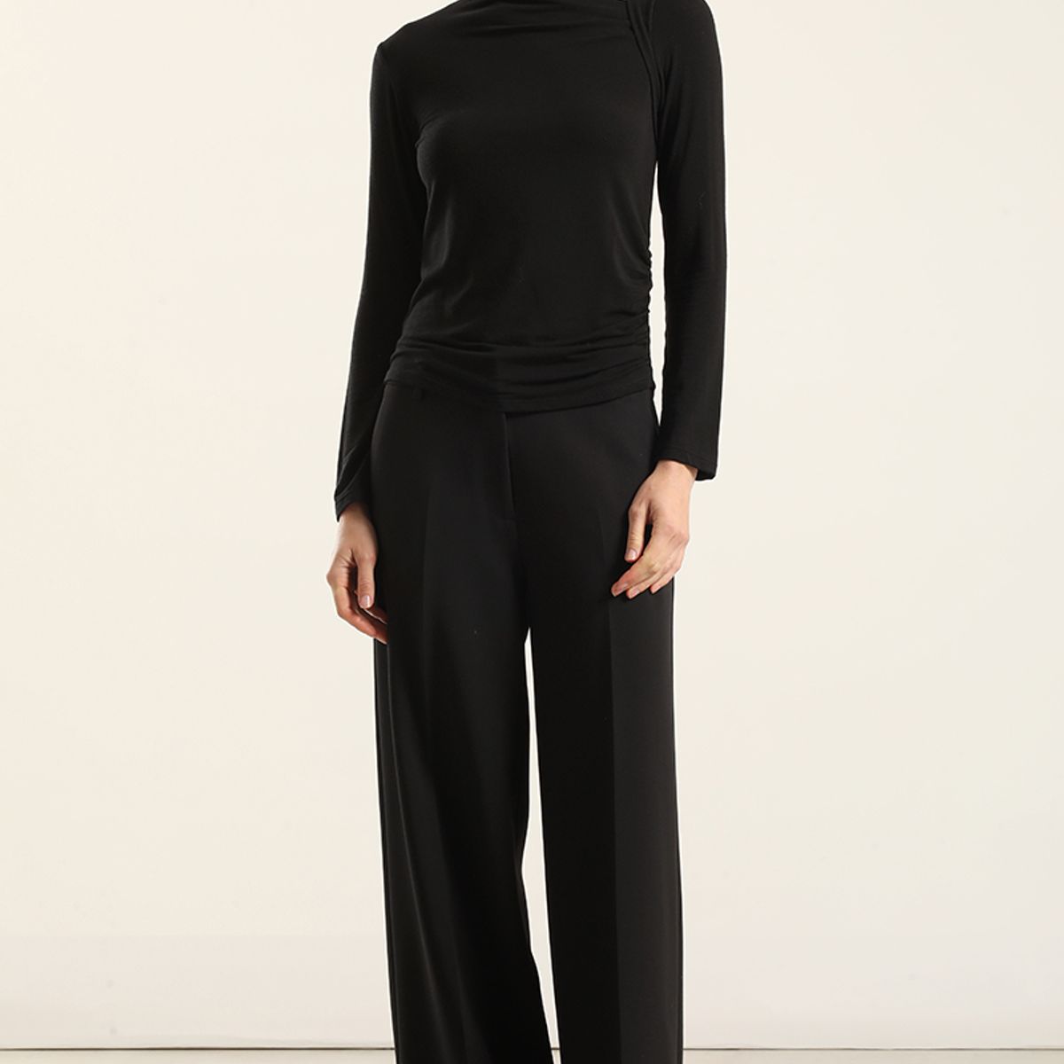 LIOLA - Top escote asimetrico, negro Liola