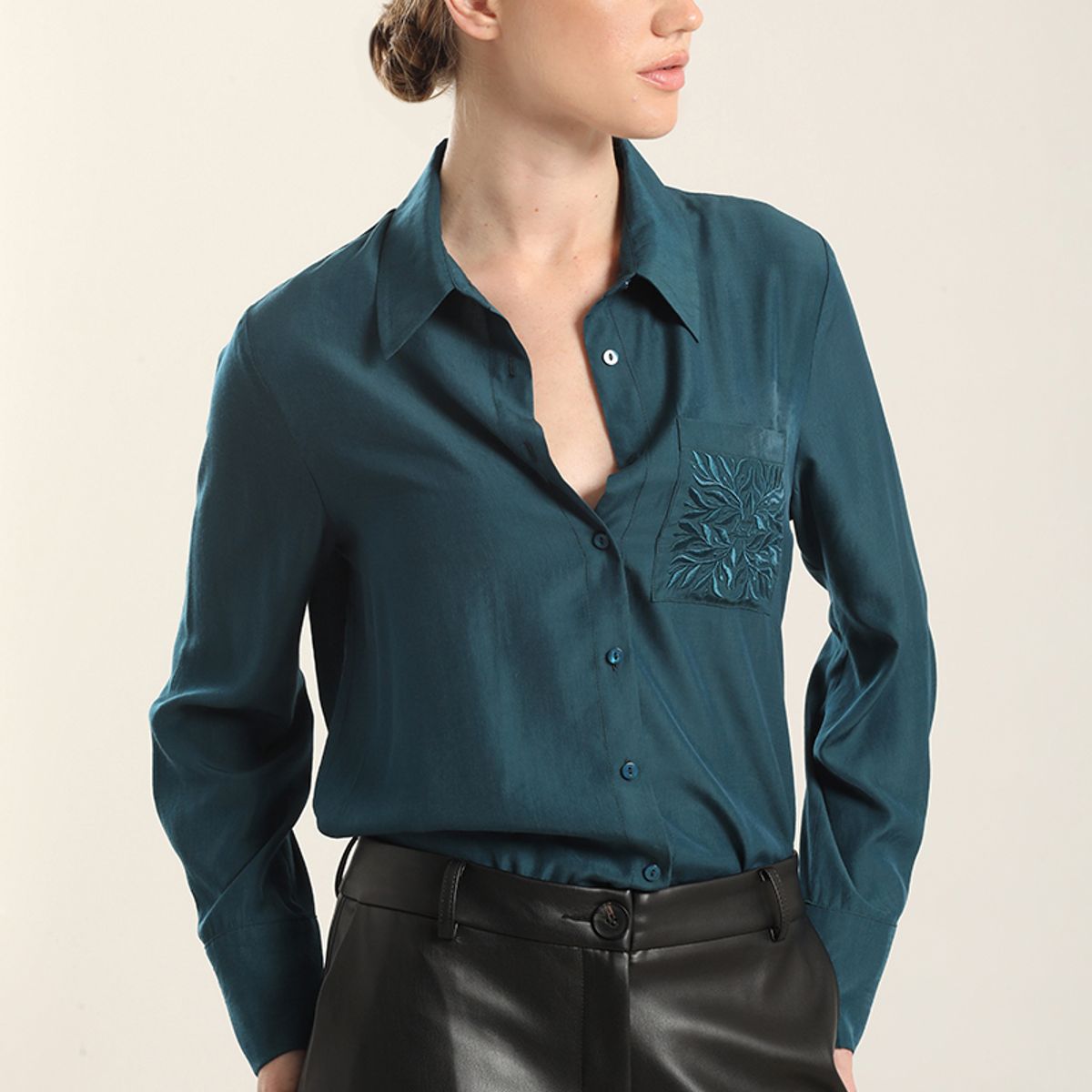 LIOLA - Blusa  bolsillos bordado, turquesa Liola