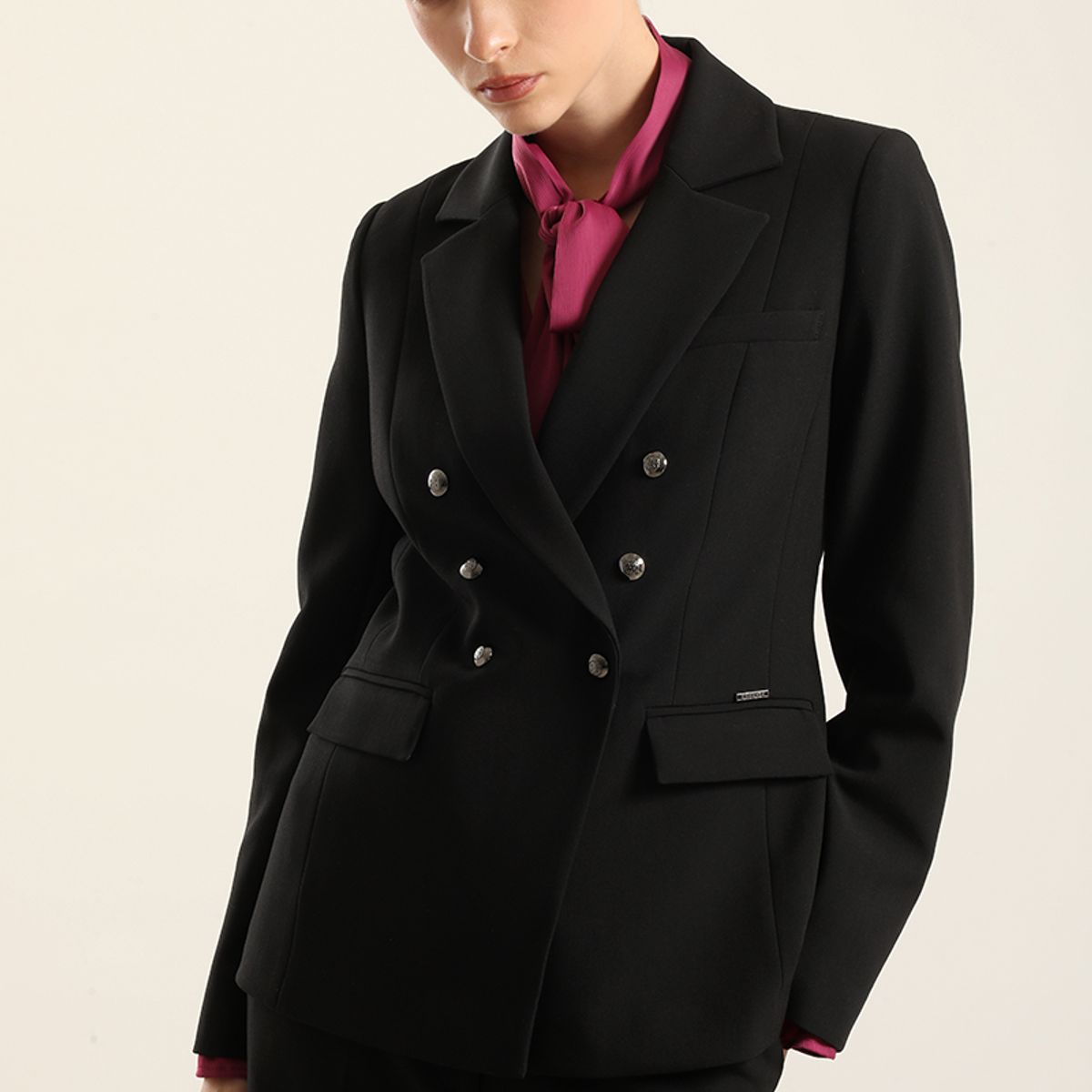LIOLA - Blazer entallado cruzado, negro Liola