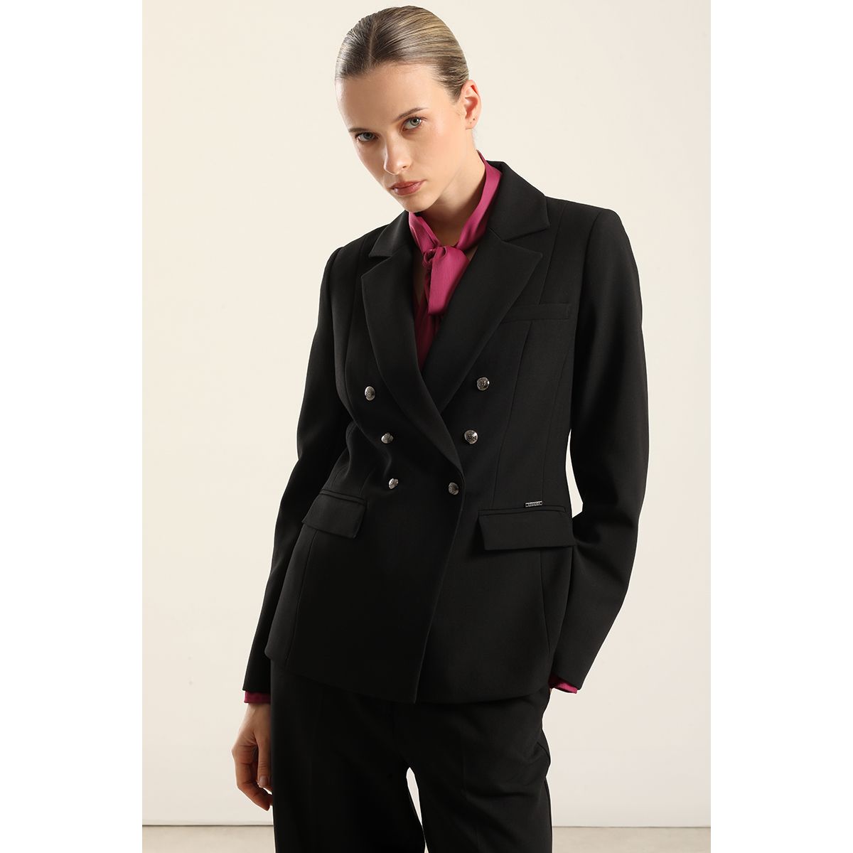 LIOLA - Blazer entallado cruzado, negro Liola