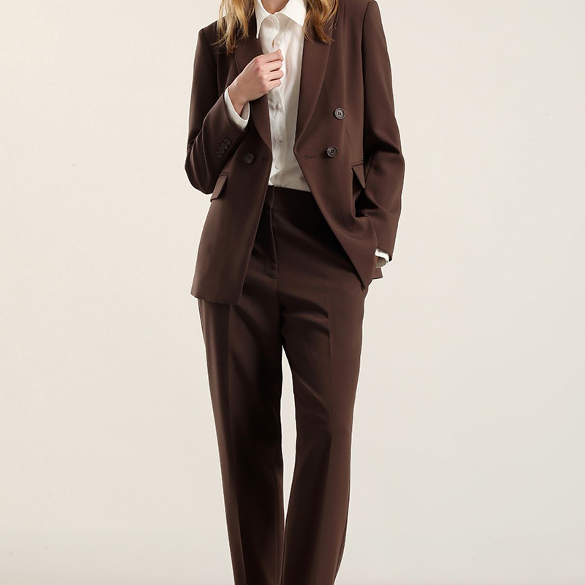LIOLA - Blazer entallado, cuello smoking, chocolate Liola