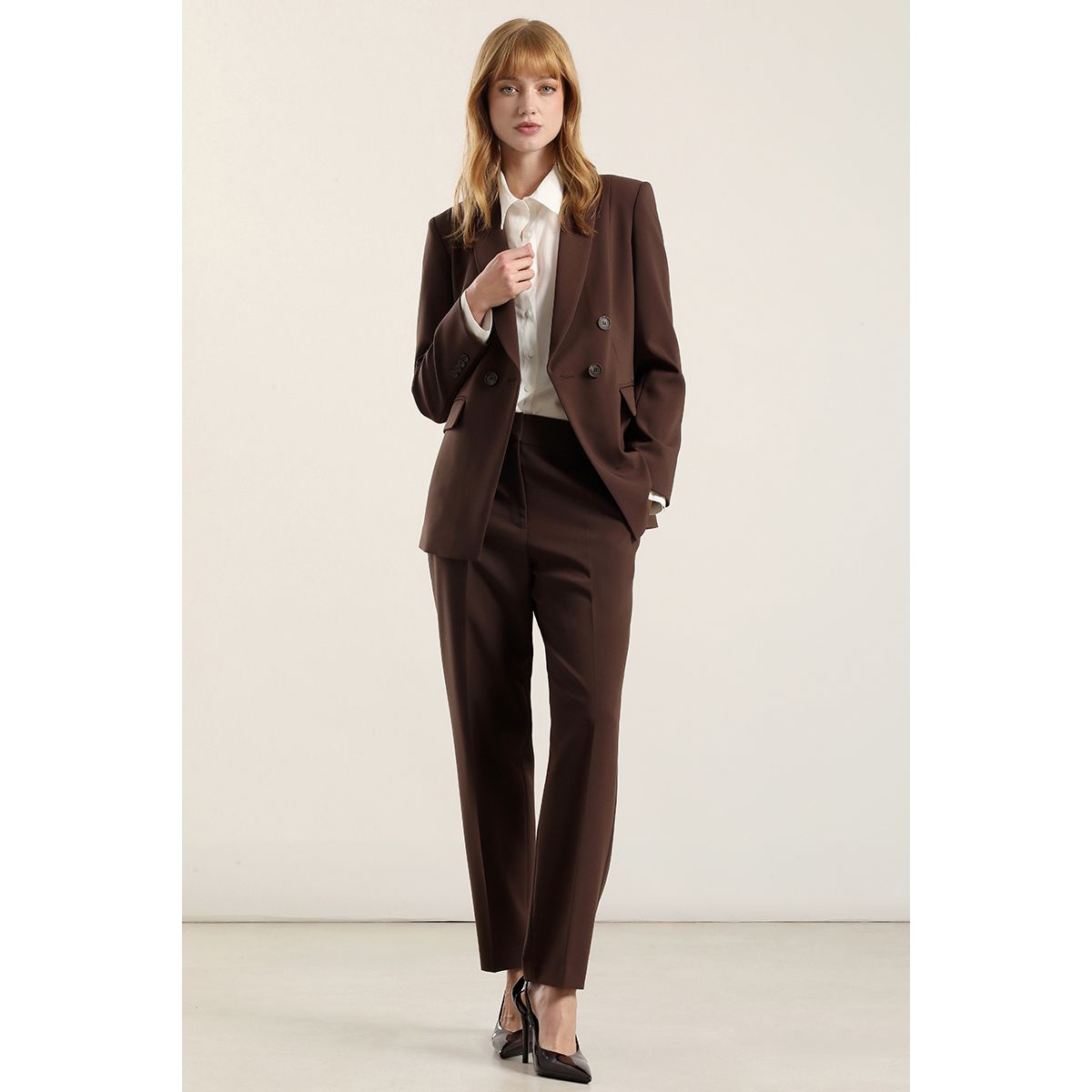 LIOLA - Blazer entallado, cuello smoking, chocolate Liola