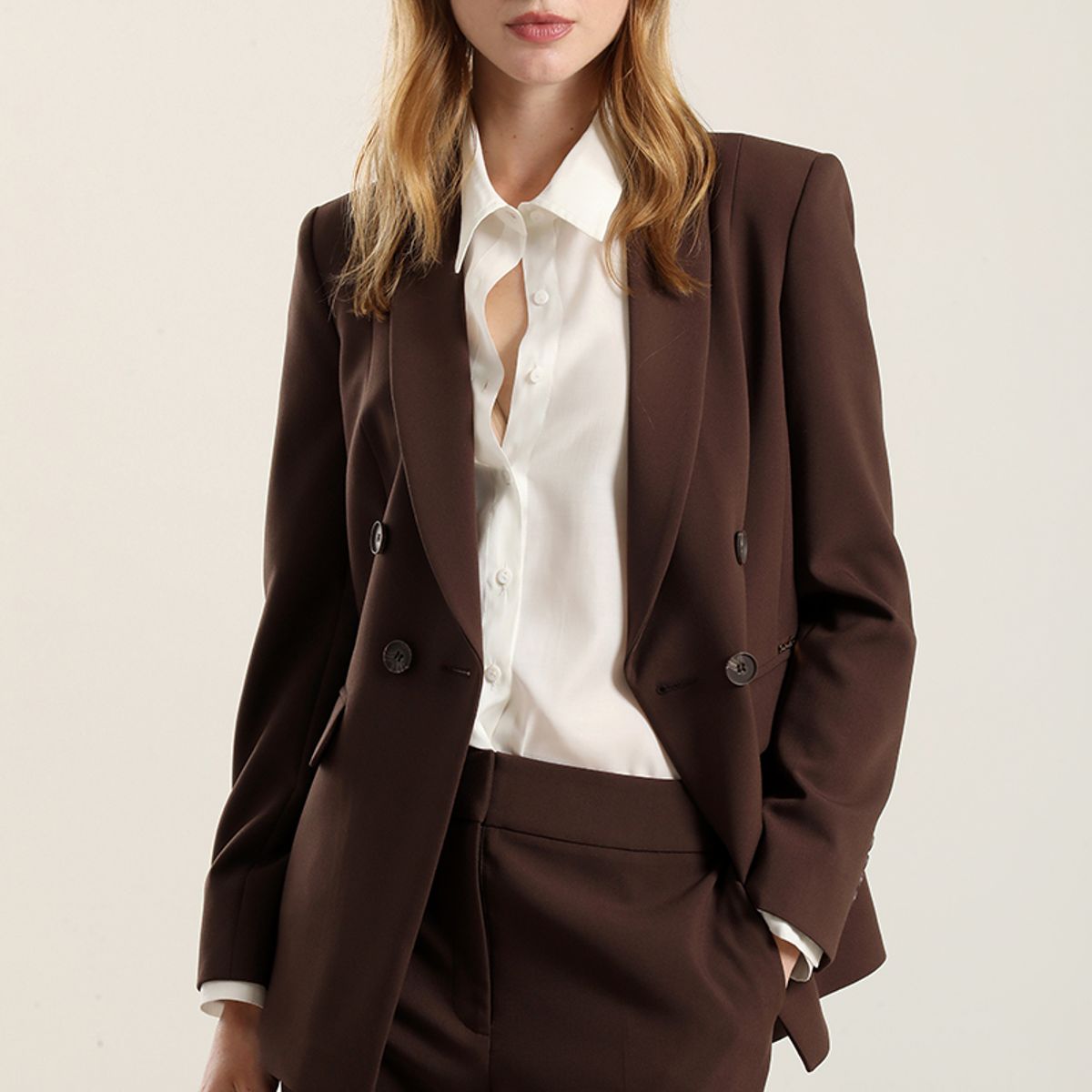 LIOLA - Blazer entallado, cuello smoking, chocolate Liola