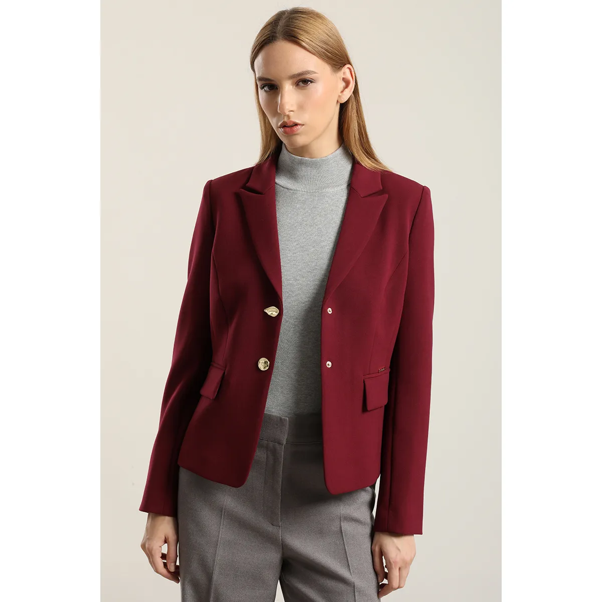 LIOLA - Blazer entallado, boton fantasia, burdeo Liola