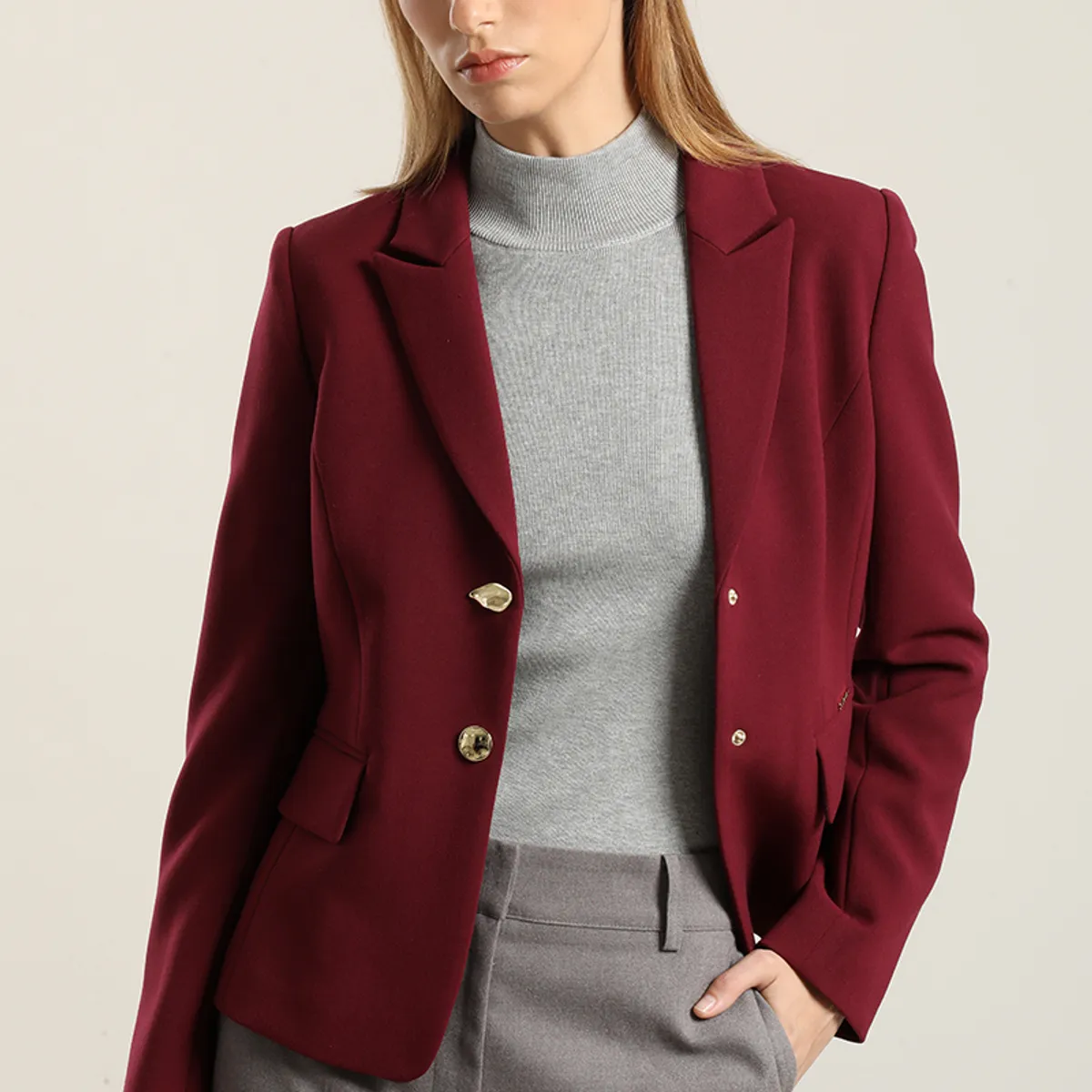 LIOLA - Blazer entallado, boton fantasia, burdeo Liola