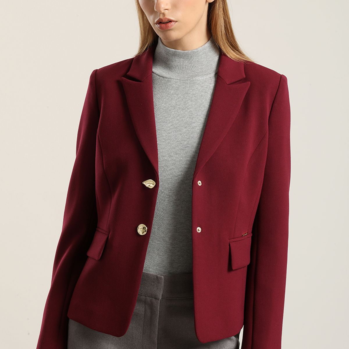 LIOLA - Blazer entallado, boton fantasia, burdeo Liola